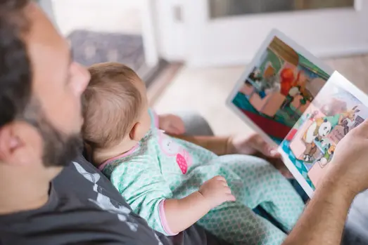 pappa läser för sitt barn