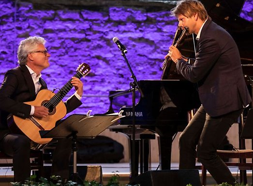 Mats Bergström spelar gitarr och Magnus Lindgren spelar tvärflöjt