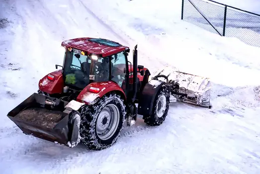 Bild på traktor som snöröjer.